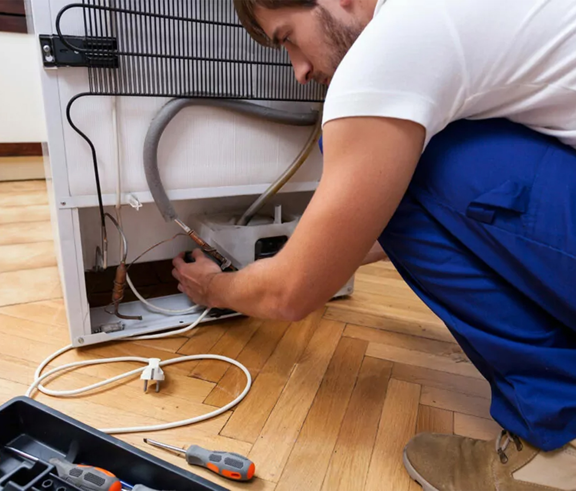 leunit_fridge_leak_repairing_service_1.jpg