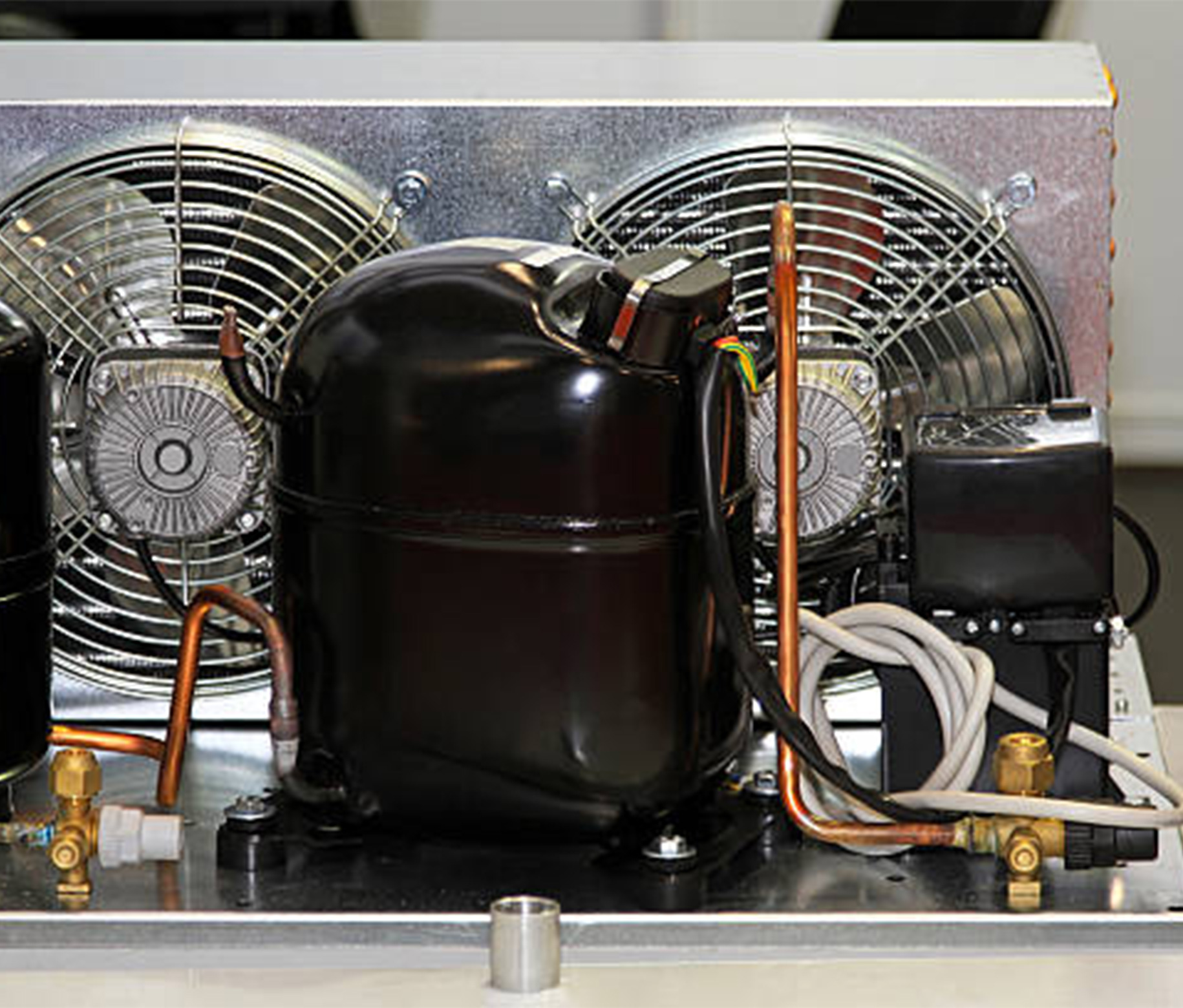 leunit_fridge_parts_repairing_service_1.jpg